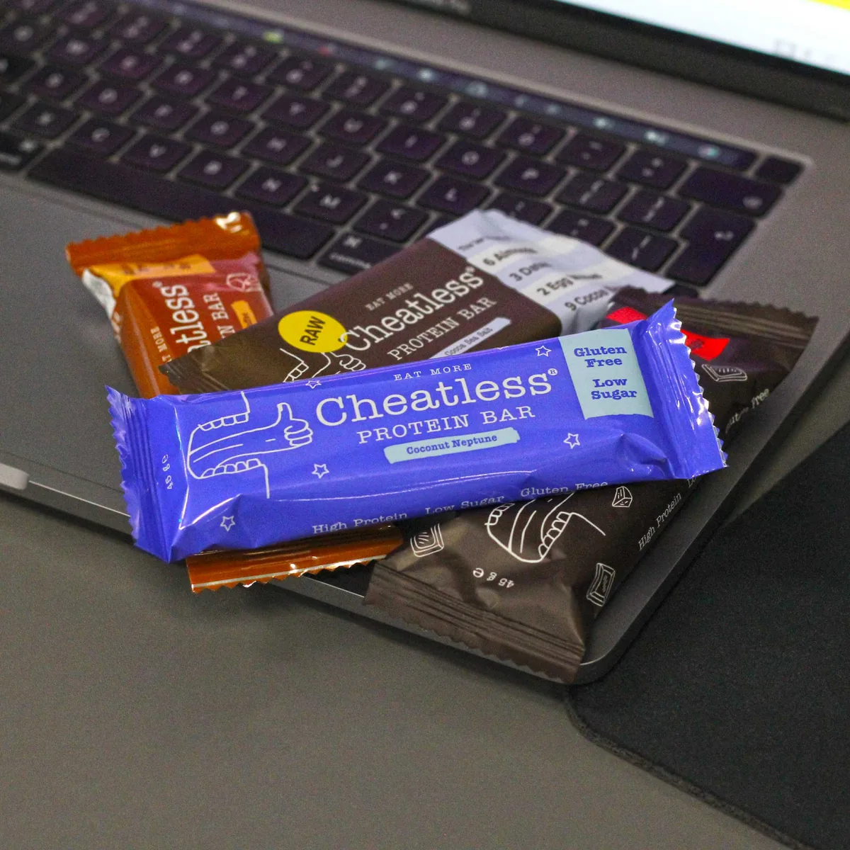 Cheatless bars on a laptop keyboard