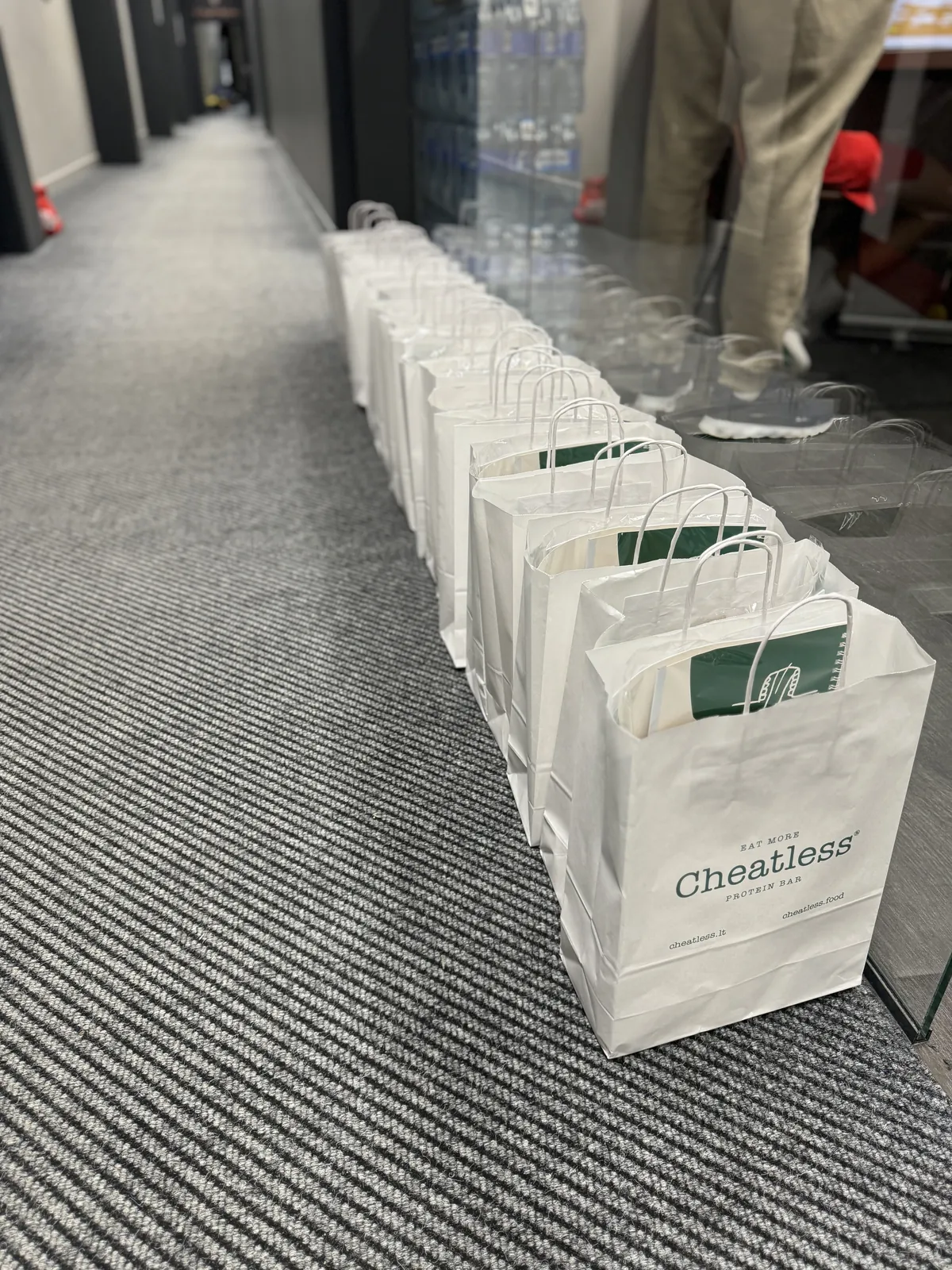 Cheatless paper bags for event guests
